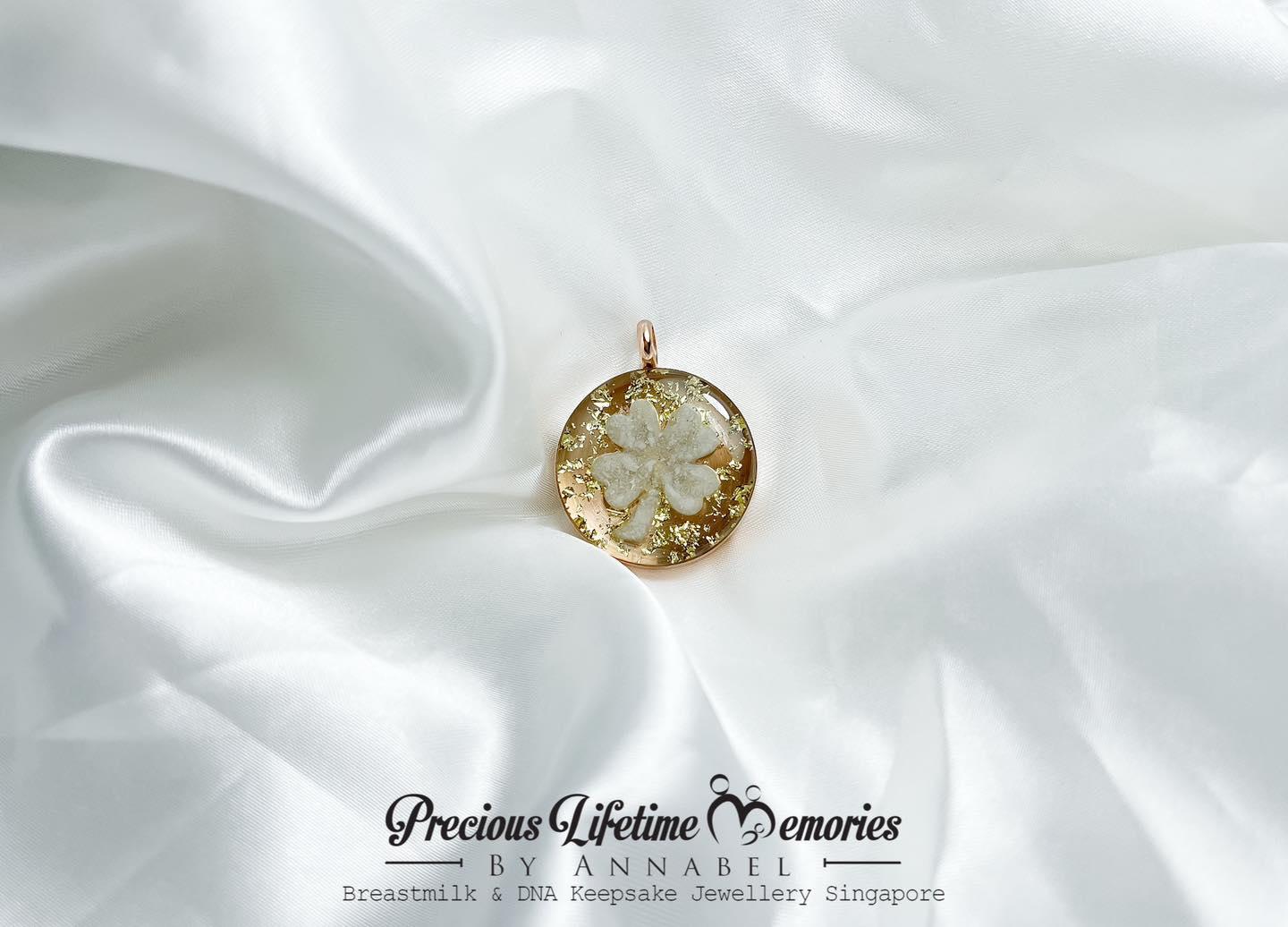Cremation Ashes Clover Leaf With Foil Pendant (25mm)